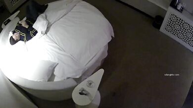 经典Hotel偷拍系列 未流出白皮猪套房惊现两对情侣4P大乱交 性爱持久力和做爱姿势大比拼